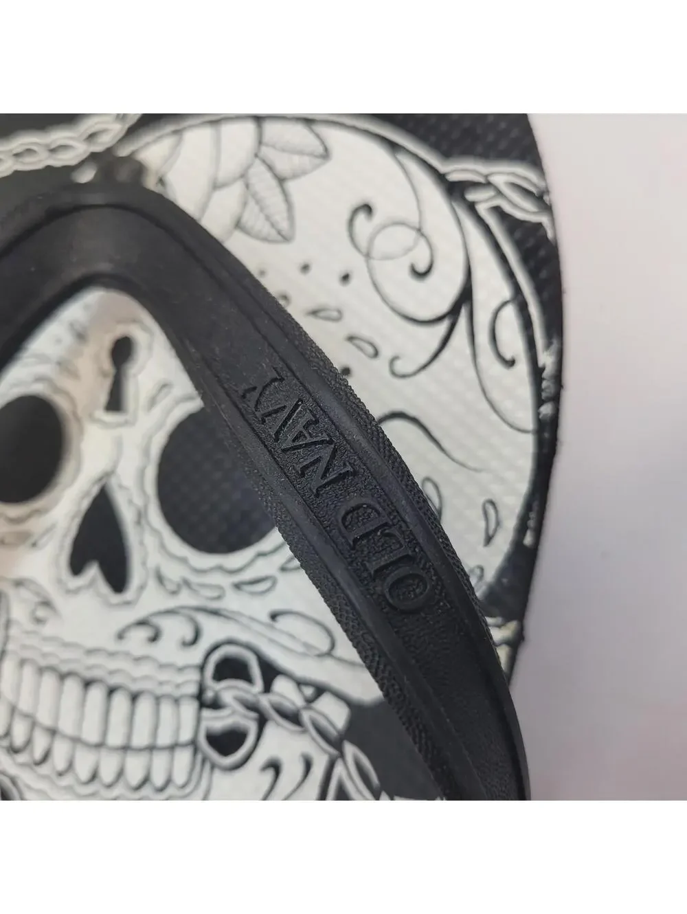 Men's Old Navy Skull Flip Flops Size 10-11 Black/White NEW